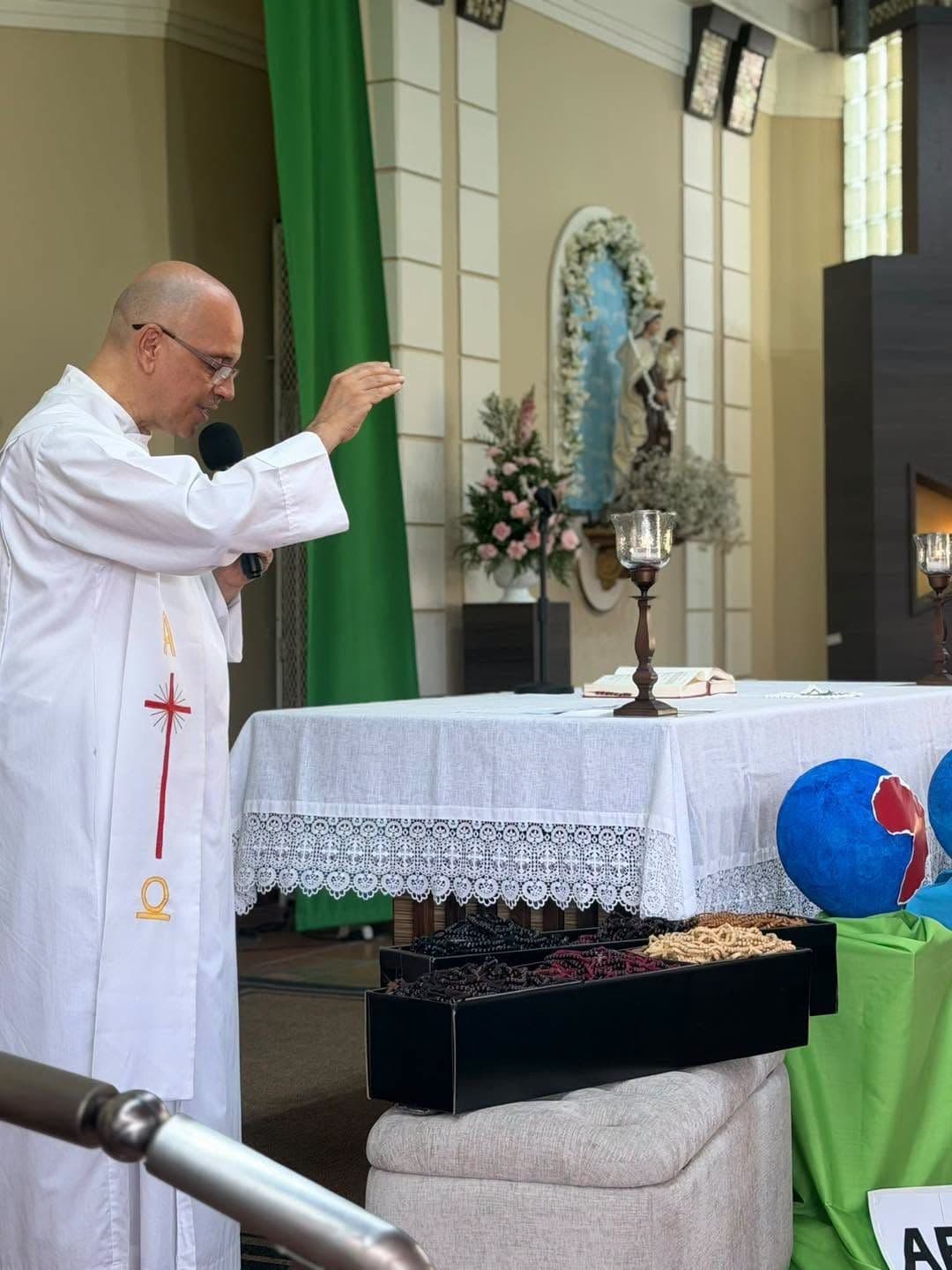 Sacerdote celebra la misa en la capilla del colegio