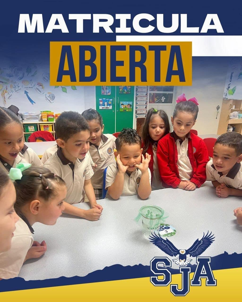 Matrícula abierta: niños de preescolar trabajan en una mesa junto al logo del águila SJA
